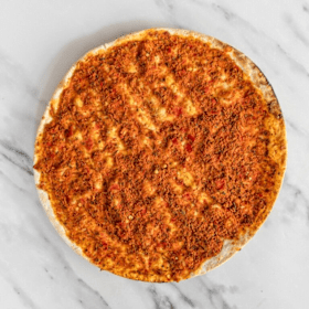 Turkse pizza met salade en saus van Turquoise Leeuwarden